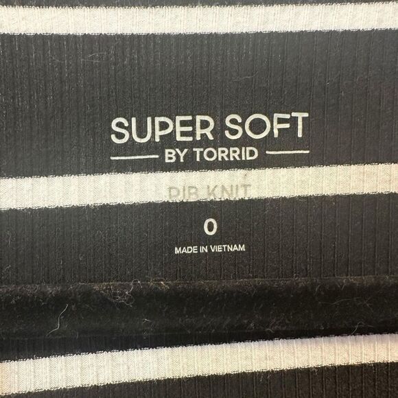 Torrid Super Soft Ribbed Knit High Neck Striped Tank Top Black White Size 0 - Picture 2 of 5